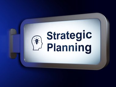 İş kavramı: stratejik planlama ve kafa ile ampul üzerinde billboard arka plan