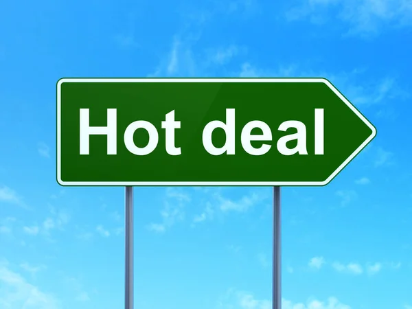 Επιχειρηματική ιδέα: Hot Deal σε οδικό σημάδι φόντο — Φωτογραφία Αρχείου