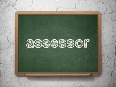 Sigorta kavramı: Kara tahta arka plan üzerinde değerlendirme uzmanı