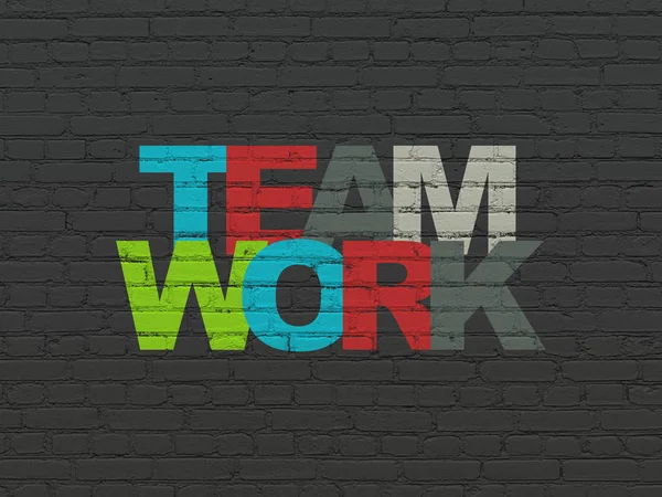 Geschäftskonzept: Teamwork vor dem Hintergrund der Wand — Stockfoto