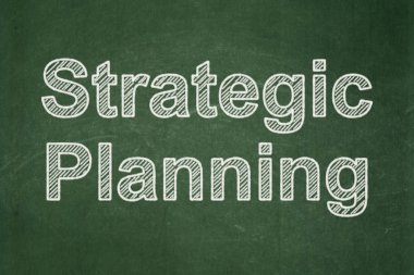 Ekonomi kavramı: stratejik planlama kara tahta arka plan üzerinde