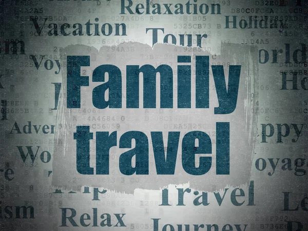 Концепція туризму: сімейні подорожі на фоні паперу цифрових даних — стокове фото