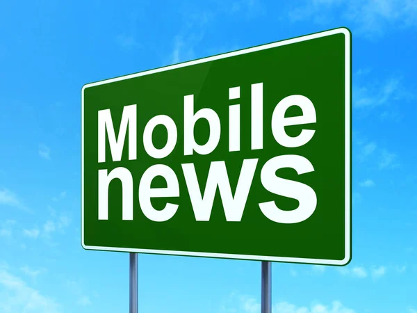 Concept d'actualités : Mobile News sur fond de panneau routier — Photo