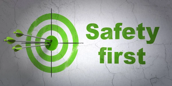 Veiligheidsconcept: target en Safety First op muur achtergrond — Stockfoto