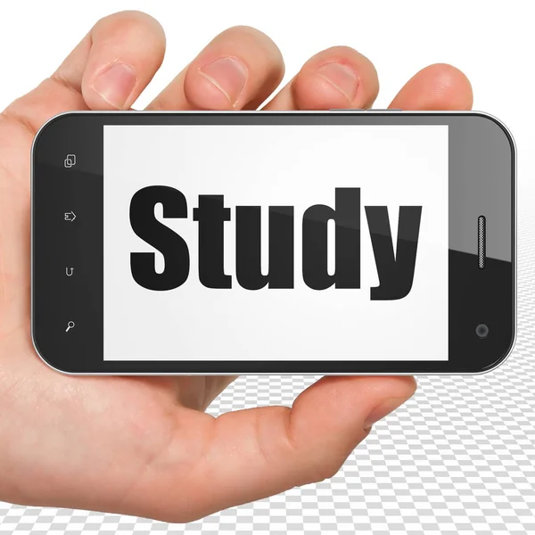 Leren concept: Hand Holding Smartphone met studie op display — Stockfoto