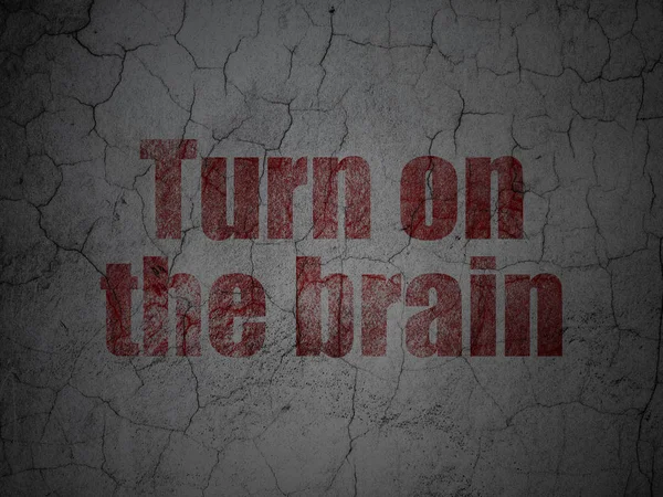 Kavram öğrenme: grunge duvar arka plan üzerinde beyin dönüş — Stok fotoğraf
