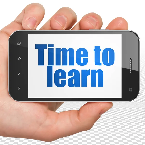 Lärande koncept: Hand hålla Smartphone med tid att lära sig på displayen — Stockfoto