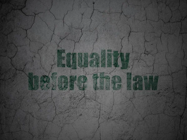 Politisches Konzept: Gleichheit vor dem Gesetz über Grunge Wall Hintergrund — Stockfoto