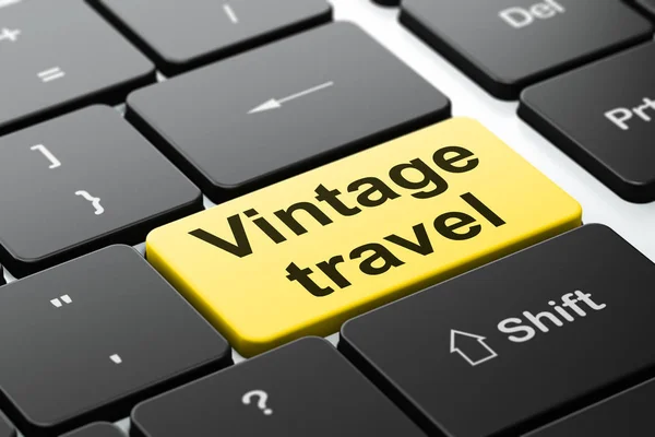 Conceito de turismo: Vintage Travel no fundo do teclado do computador — Fotografia de Stock