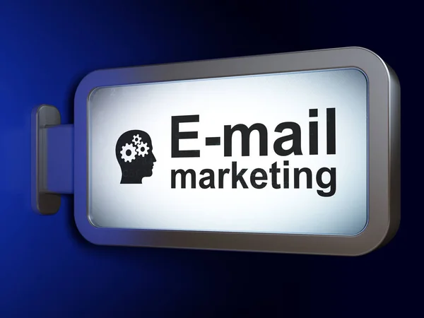 Koncepcja Reklama: E-mail Marketing i głowa z koła zębate na billboard tło — Zdjęcie stockowe