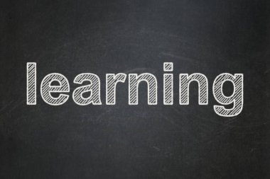 Eğitim kavramı: Kara tahta arka plan üzerinde öğrenme