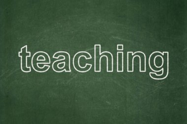 Eğitim kavramı: Kara tahta arka plan üzerinde öğretim