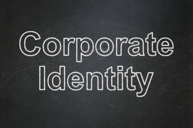 İş kavramı: Kara tahta arka plan üzerinde kurumsal kimlik