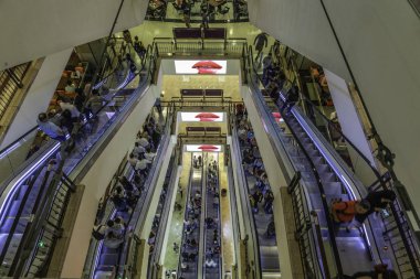 Kuala Lumpur, Petronas Kulesi 'nden alışveriş yapıyor.