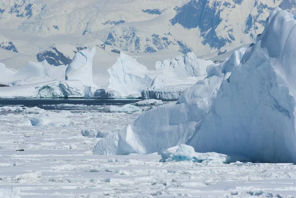 Icebergs e o gelo no Estreito perto da costa oeste do An — Fotografia de Stock