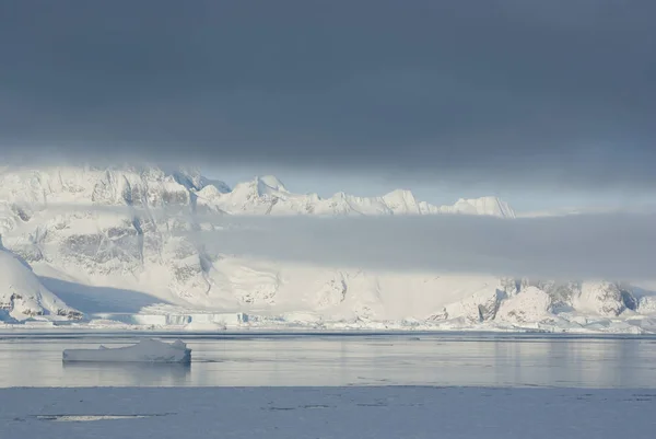 Montanhas da Península Antártica cobertas de nuvens de estratos — Fotografia de Stock