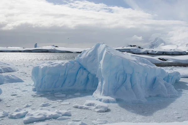 Kleine ijsberg in de zeestraat tussen de eilanden voor kust van het westen coa — Stockfoto