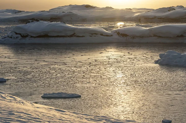 Meerenge zwischen den Inseln, die bei Sonnenuntergang vom Eis der Antarktis bedeckt sind — Stockfoto