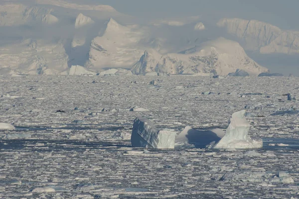 Costa oeste de la Península Antártica en el hielo y el hielo de invierno — Foto de Stock