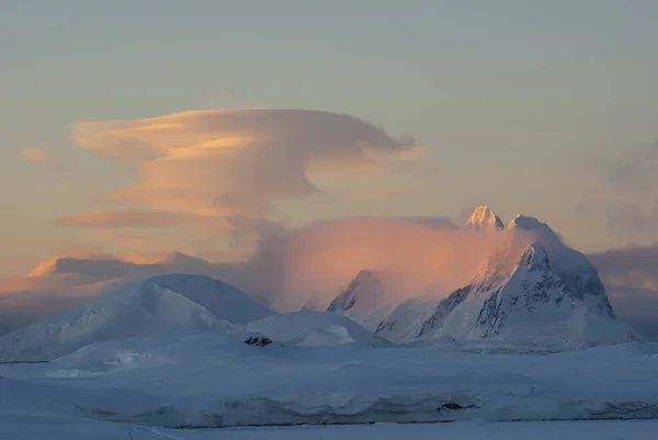 Nube lenticolare al tramonto sulle montagne del P antartico — Foto Stock