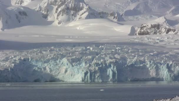 Panorama of the western coast of the Antarctic Peninsula in the central part of the Antarctic spring — Stock Video