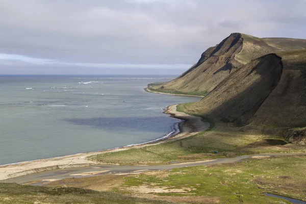 Bahía de la desembocadura del río y los acantilados costeros en el agudo B — Foto de Stock