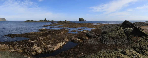 Uma zona de maré baixa durante a maré baixa de verão na ilha de M — Fotografia de Stock