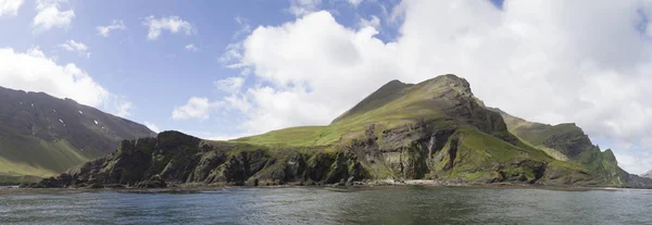 Panorama de rocas costeras en un día nublado de verano en la isla o — Foto de Stock