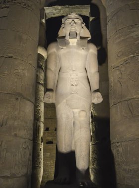Geceleri Ramses II Luxor Tapınağı'nda heykeller