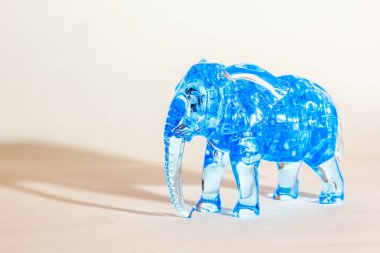 Gölge beyaz zemin üzerine izole mavi fil oyuncak