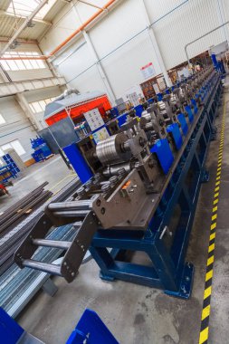 Üretim satırı motorları fabrika imalatı için. Fabrika. Motor fabrikası. Yeni motor fabrikası. Motorları hatta. Dikey görünüm