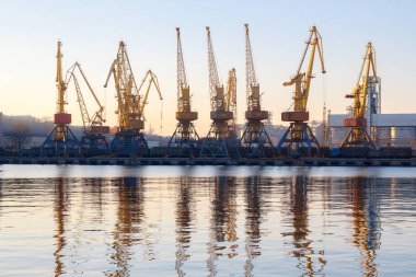 Odessa - Ukrayna: 2 Ocak 2017: bir ağır-lift deniz gemi liman tugs tekne tarafından eşlik edilir. Odessa port. Ukrayna