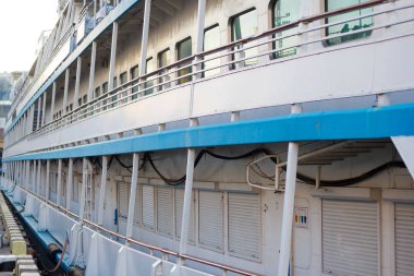 Feribot yan deste günbatımı