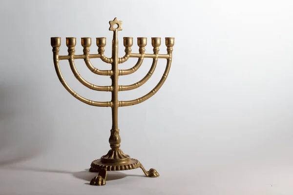 Єврейське свято Ханука фон зі свічками меноа на білому тлі — стокове фото