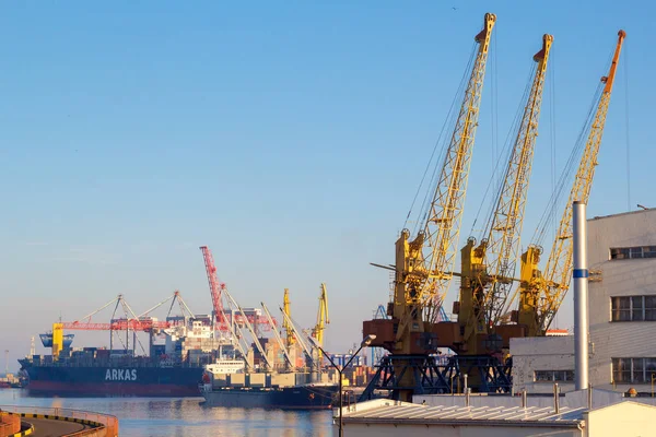 Odessa, Ukraine - 02 januari 2017 Odessa sea port med kranar och fartyg — Stockfoto