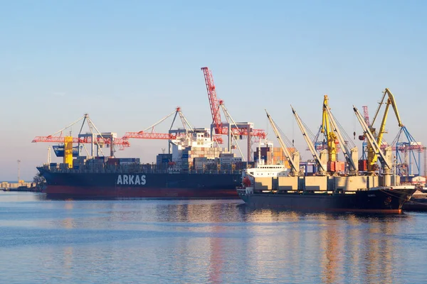 Odessa, Ukraine - 02. Januar 2017 Frachtschiffe in einen der verkehrsreichsten Häfen der Welt, odessa Stockbild
