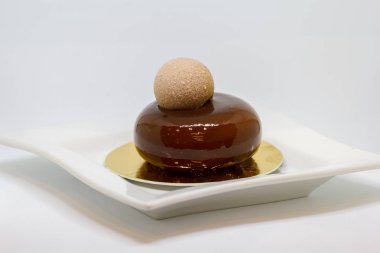 Güzel tatlı: beyaz tabak yakın çekim üzerinde çikolatalı kek. Seçici odak. Beyaz bir arka plan üzerinde izole