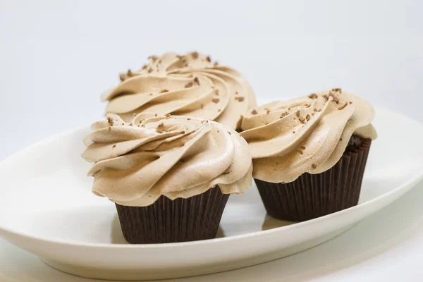 Pastelitos de chocolate aislados en blanco. Enfoque selectivo — Foto de Stock