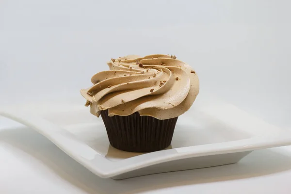 Schokolade Cupcakes isoliert auf weiß. Selektiver Fokus Stockbild