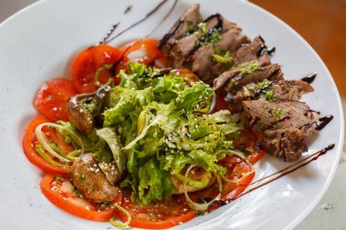 Kızarmış biftek mantar tomanto ve soğan seçici odak ile sıcak salata