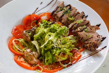 Kızarmış biftek mantar tomanto ve soğan seçici odak ile sıcak salata