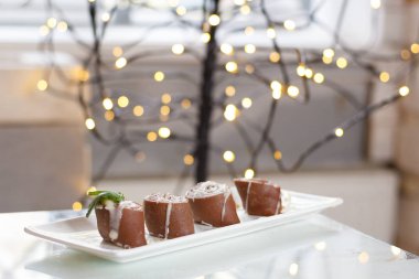 güzel bir arka plan üzerinde çikolata ile lezzetli çöl rulo