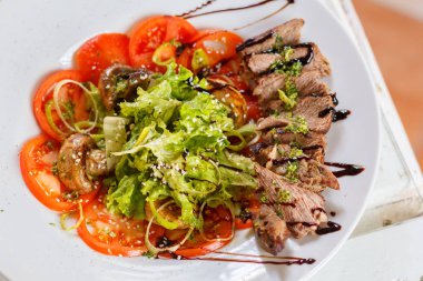 Kızarmış biftek mantar tomanto ve soğan seçici odak ile sıcak salata