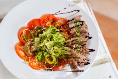 Kızarmış biftek mantar tomanto ve soğan seçici odak ile sıcak salata