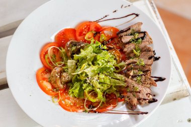 Kızarmış biftek mantar tomanto ve soğan seçici odak ile sıcak salata