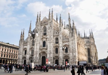 Milan, İtalya - 14 Nisan 2017: Milan Katedrali (İtalyanca: Duomo di Milano.) - Milano, şehrin tarihi merkezinde bulunan katedral.