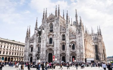 Milan, İtalya - 14 Nisan 2017: Milan Katedrali (İtalyanca: Duomo di Milano.) - Milano, şehrin tarihi merkezinde bulunan katedral.
