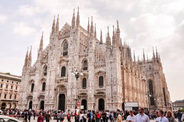 Milan, İtalya - 14 Nisan 2017: Milan Katedrali (İtalyanca: Duomo di Milano.) - Milano, şehrin tarihi merkezinde bulunan katedral.