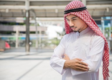 Müslüman erkek şehir arka plan ile dua.