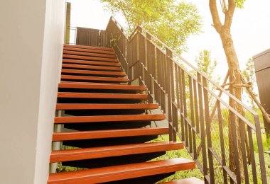 güneş ışığı ile açık ahşap merdiven.